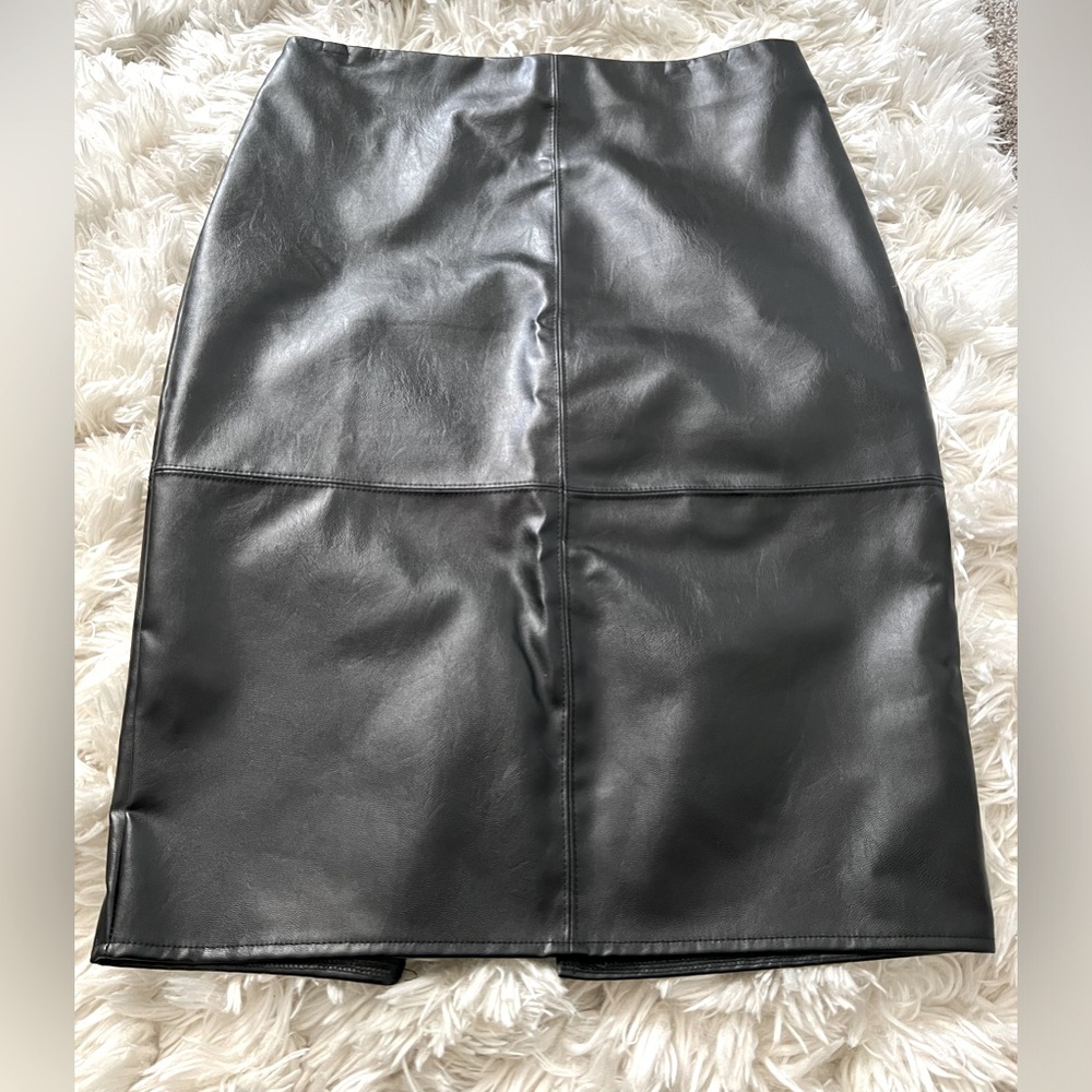 Faux leather skirt~ Lulus size large